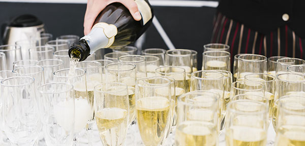 Plateau d’amuses-bouches et verrines pour un cocktail dînatoire à Genève, préparé par un traiteur local